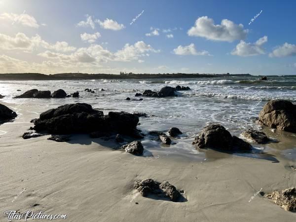 Photo Toul an Ouch : De belles vagues ce jour là, à la petite plage de Toul an Ouch, à Plougoulm. Il y avait beaucoup de vent également. Mais c’est très courant sur cette plage 🤭😅c, Tita’s Pictures, Plage de Toul an Ouch, Plougoulm 