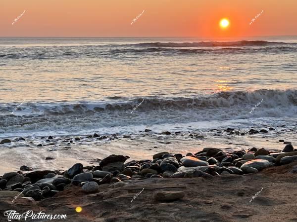 Photo Les Murailles : Derniers rayons du soleil au lieu-dit les Murailles, à Talmont-St-Hilaire. Il y a beaucoup de galets à cet endroit. J’aime beaucoup les reflets du soleil sur ces derniers 🥰c, Tita’s Pictures, Talmont-St-Hilaire, Plage