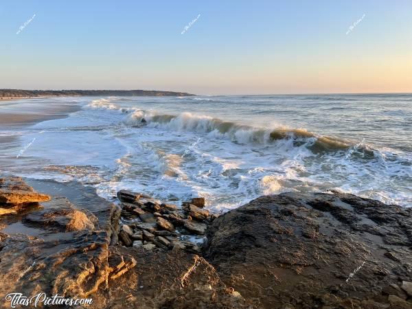 Photo Le Veillon  : Lors de cette soirée de grande marée au Veillon, les vagues étaient vraiment belles avec cette lumière 😍🥰c, Tita’s Pictures, Plage du Veillon, Talmont-Saint-Hilaire, vagues
