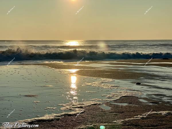 Photo Le Veillon  : Il y avait de très grosses vagues au Veillon, en ce jour de grande marée. Je devais toujours garder un œil sur les vagues pour pas me faire tremper les pieds, car elles étaient vraiment imprévisibles 🤭😅c, Tita’s Pictures, Plage du Veillon, Talmont-Saint-Hilaire