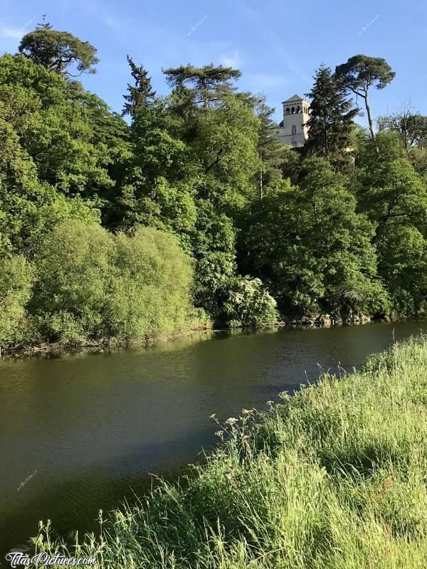 Photo La Vilaine : Belle fin de journée le long de la Vilaine à Bourg-des-Comptes 😎 On devine un Château au travers des arbres.. Va falloir que j’aille voir de plus près.. 😅c, La Vilaine, Château, Bourg-des-Comptes