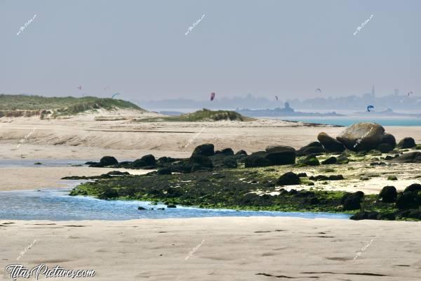 Photo Baie du Kernic  : Vue sur la Dune de Keremma à la Baie du Kernic. Il y avait plein de Kitesurfs ce jour-là, côté mer. c, Tita’s Pictures, Baie du Kernic, Plage