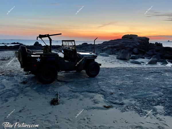 Photo Véhicule militaire  : Un soir de Mai dans le Finistère, je suis allée admirer le coucher du soleil sur ma plage favorite. Et quelle surprise de tomber sur ce véhicule militaire, équipé d’une mitraillette et en plus, sans personne à côté. J’ai supposé que c’était un collectionneur, venu comme moi profiter du magnifique coucher du soleil de ce soir-là 🤭😅c, Tita’s Pictures, Véhicule militaire, Jeep