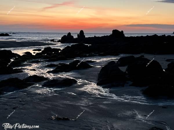Photo Coucher du Soleil  : Ciel flamboyant ce soir de Mai dans le Finistère. Où ça ? Quelle question ! Sur ma plage préférée biensur 🤭🥰c, Tita’s Pictures, Coucher du Soleil, Plage de Porsmeur 