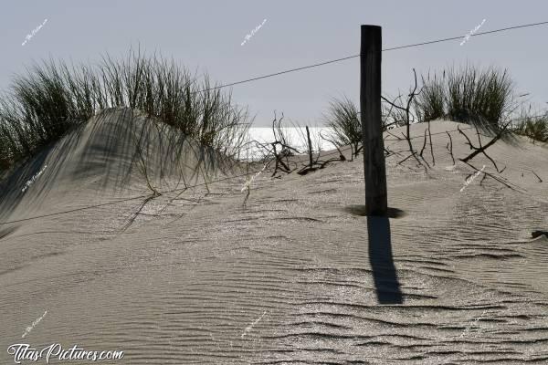 Photo Le Veillon  : Petit jeu d’ombre avec ce poteau en bois, sur la dune de la plage du Veillon, à Talmont-Saint-Hilaire…c, Tita’s Pictures, Le Veillon, Plage, Talmont-Saint-Hilaire
