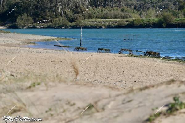 Photo Casiers à huîtres  : Casiers à huîtres à découvert dans le Payré, à la plage du Veillon. Mieux vaut éviter de se baigner dans cette zone quand la mer est haute 🤭😅c, Tita’s Pictures, Le Veillon, Plage, Talmont-Saint-Hilaire