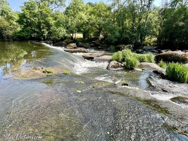 Photo La Sèvre Nantaise  : Vue sur une de mes chutes d’eau préférée de la Sèvre Nantaise 😍🥰 Il n’y avait pas beaucoup d’eau en ce mois de juin 2025, mais elle faisait quand même un beau bruit 🤭😍c, Tita’s Pictures, Sèvre Nantaise, chute d’eau, cascade 