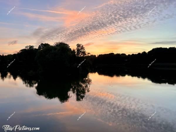 Photo Le Lac de Plouvorn  : Drôle de traîne de nuages ce soir là au Lac de Plouvorn. Mais ça faisait un joli coucher de soleil 😍🥰c, Tita’s Pictures, Lac de Plouvorn 