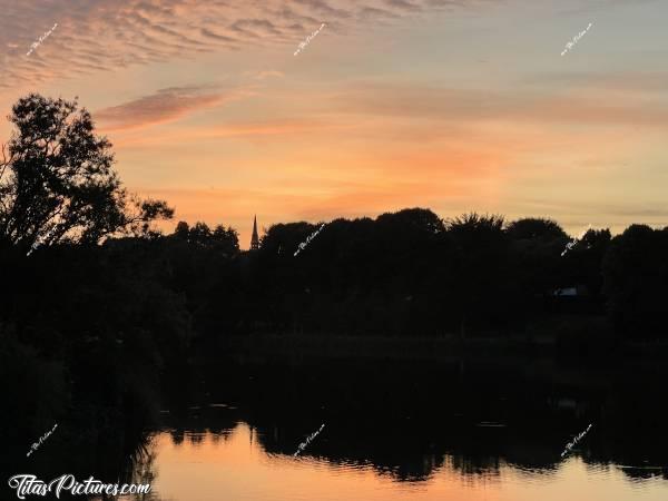 Photo Le Lac de Plouvorn  : Coucher du soleil au Lac de Plouvorn. On peut reconnaître le clocher de l’église en ombre chinoise 🤭😍c, Tita’s Pictures, Lac de Plouvorn 