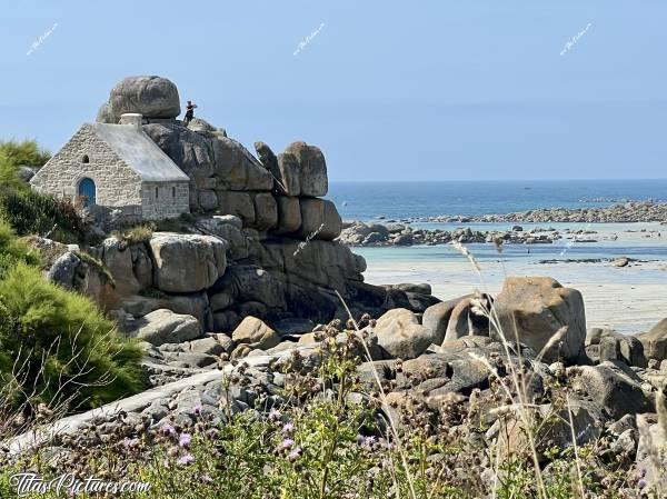 Photo Corps de garde : Cette petite maison avec un toit fraîchement refait, est le corps de garde de Lavillo. Elle se trouve entre la plage de Kerfissien et la plage des Amiets à Cléder. 
Edifié entre 1730 et 1740 sur les plans de Simon Garengeau, ingénieur du roi, à l'emplacement fixé par Vauban vers 1690. Dissimulé derrière les rochers afin d'être soustrait aux vues de la mer et des ennemis éventuels, le corps de garde de Lavillo avait une mission de surveillance des bateaux de passage.
En cas de mouvement suspect, les miliciens de garde alertaient les autorités par signaux codés: jeux de pavillons par temps clair, coups de canon à blanc par temps de brume, feux la nuit.c, Tita’s Pictures, Corps de garde de Lavillo, Kerfissien, Cléder