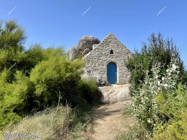 Photo Corps de garde : Arrivée à la porte d’entrée du corps de garde de Lavillo. En contournant cette petite maison par la gauche, on arrive à un escalier très étroit qui passe entre 2 gros rochers de granit et permet d’accéder à un beau point de vue sur la mer. c, Tita’s Pictures, Corps de garde de Lavillo, Kerfissien, Cléder