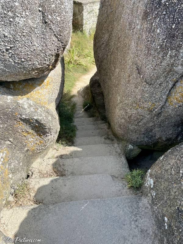 Photo Corps de garde : Une fois monté au pied du corps de garde de Lavillo, il y a un passage très étroit entre de gros rochers de granit. Ce passage permet de monter sur un beau point de vue face à la mer.  c, Tita’s Pictures, Corps de garde de Lavillo, Kerfissien, Cléder