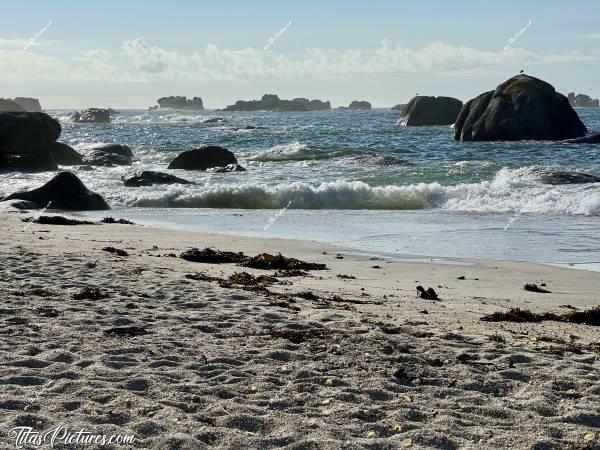 Photo Ménéham : La plage de Ménéham est une longue et grande plage, avec plein de gros rochers. Il y a donc beaucoup d’animation avec les vagues autour des rochers, quand la mer monte 😍🥰c, Tita’s Pictures, Ménéham, Plage, Rochers 