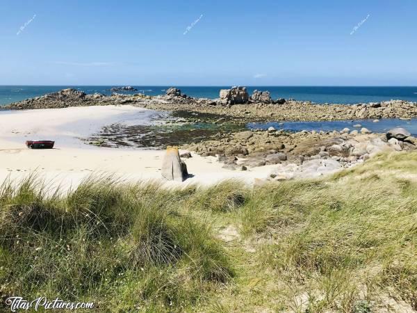 Photo Plage des Amiets : Plage des Amiets à Cléder. 
Cette barque semble avoir été bien malmenée par la tempête. Le petit tracteur, dont on voit encore les traces, à dû venir la remettre d’aplomb on dirait 😅c, rochers, sable blanc, mer