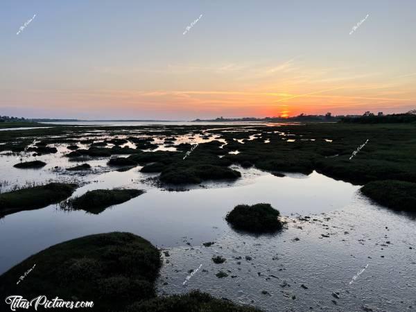 Photo La Baie du Kernic  : Jeu d’ombres et de lumières sur le bout de la Baie du Kernic, à marée descendante. J’aime beaucoup ce dégradé de couleurs 😍🥰c, Tita’s Pictures, Baie du Kernic, Plouescat 