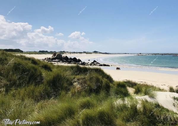 Photo Plage des Amiets : Plage des Amiets à Cléder. 
On a sorti le vieux petit tracteur tout rouillé pour récupérer les bateaux qui ont été malmenés par la tempête.c, Dunes, rochers, sable blanc, mer