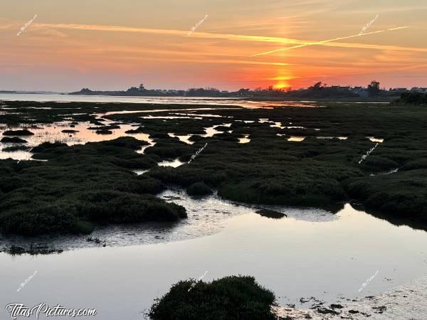 Photo La Baie du Kernic  : Ciel flamboyant sur le bout de la Baie du Kernic à Plouescat 😍🥰 On se croirait dans un marais à cet endroit 🤭😅c, Tita’s Pictures, Baie du Kernic, Plouescat 