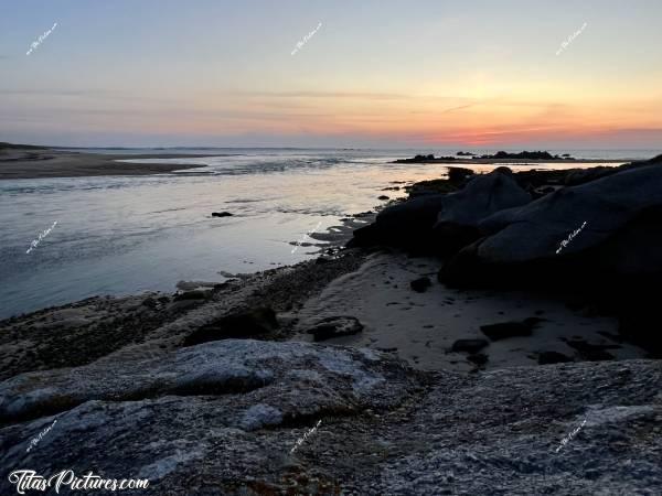 Photo La Baie du Kernic  : Dernières lueurs de la journée sur l’entrée de la Baie du Kernic. Ce passage peut être très dangereux par marée montante ou descendante, tellement le courant est fort 🤭😅c, Tita’s Pictures, Baie du Kernic, Plouescat 