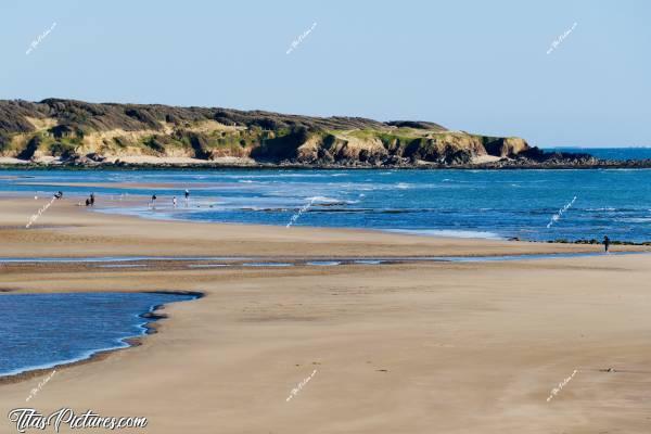 Photo La Plage du Veillon  : Par temps de grande marée, la mer (à droite) rejoint la rivière (à gauche). Il vaut mieux bien observer l’avancée de l’eau pour ne pas se retrouver piégé à cet endroit 🤭😅c, Tita’s Pictures, le Veillon, Plage, Mer