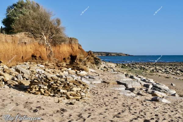 Photo Les Murailles  : Quelle surprise de découvrir cet abri du vent à la plage des Murailles, à Talmont-Saint-Hilaire 👍🏻😍 Il a été réalisé avec des galets qui sont apparus sur cette plage, après les nombreuses tempêtes. c, Tita’s Pictures, Talmont-Saint-Hilaire, Les Murailles, Plage