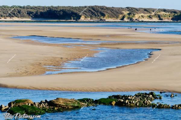 Photo Le Veillon  : Marée montante ou descendante à la plage du Veillon ? Je ne me rappelle plus 🤭😅 Je dirais descendante par rapport aux traces de sable mouillé.. 🤔c, Tita’s Pictures, le Veillon, Plage, Mer