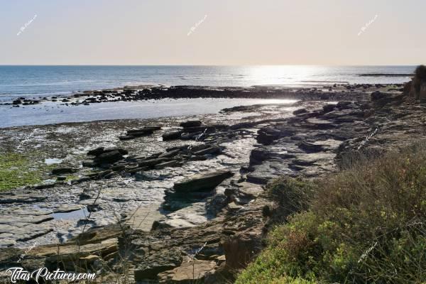 Photo Le Veillon  : Belle mer luisant aux reflets du soleil, à la plage du Veillon à Talmont-Saint-Hilaire. J’aime beaucoup ces drôles de rochers plats, qui font penser à des marches 🤭🥰c, Tita’s Pictures, le Veillon, Plage, Mer