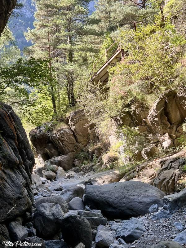 Photo Cascada de Canfranc Pueblo : Belle balade ensoleillée à la Cascada de Canfranc Pueblo. Malheureusement, il n’y avait pas d’eau 🙁 Mais la passerelle que l’on peut voir à bonne hauteur, indique le niveau d’eau qu’il est possible d’avoir à cet endroit. Impressionnant 😧😅c, Tita’s Pictures, Cascada de Canfranc Pueblo, Espagne, Pyrénées 