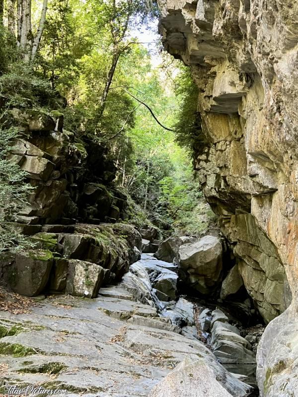 Photo Cascada de Canfranc Pueblo : Petite balade côté espagnol des Pyrénées, pour voir la Cascada de Canfranc Pueblo. Malheureusement, il n’y avait plus d’eau ou juste un petit filet par endroits 🫩 Mais c’était sympa de pouvoir se balader dans le lit de cette cascade et imaginer le niveau de l’eau quand il y en a 🤭😅😍c, Tita’s Pictures, Cascada de Canfranc Pueblo, Espagne, Pyrénées 