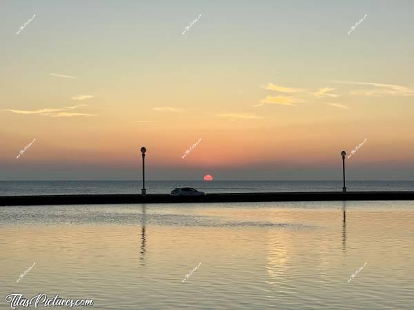 Photo Les Sables-d’Olonne : Beau coucher du Soleil rouge au Sables d’Olonne, avec vue sur le lac de Tanchet au premier plan. c, Tita’s Pictures, Les Sables-d’Olonne, Coucher du soleil 