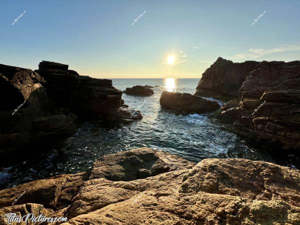 Photo Les Sables-d’Olonne : Belle balade ensoleillée le long de la côte, aux Sables d’Olonne. En se faufilant dans les rochers, on peut oublier quelques instants toutes les habitations et la circulation qu’il y a autour 🤭😅c, Tita’s Pictures, Les Sables-d’Olonne, Rochers 