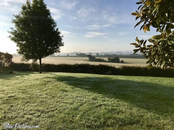 Photo Sunrise en Bretagne : Le lever du soleil sur la campagne bretonne. La rosée sur la pelouse, la brume qui commence à s’estomper.. Très agréable à voir au réveil 😊c, Sunrise, Rosée, Brume, campagne