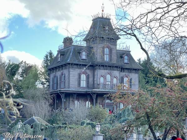 Photo Phantom Manor : Mais qu’est-ce que c’est que cette vieille maison ? 🤔 Il s’agit du Manoir hanté ou Phantom Manor de Disneyland Paris 😍🥰c, Tita’s Pictures, Disneyland Paris, Phantom Manor, Manoir hanté 