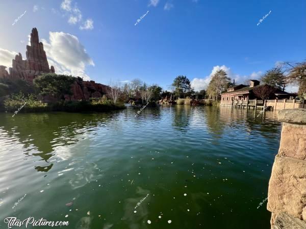 Photo Frontierland  : Regardez ce décor dépaysant 🤭😅😍 On se croirait dans un Western 🤭 Il s’agit de la rivière de Frontierland, à Disneyland Paris. c, Tita’s Pictures, Disneyland Paris, Frontierland, Far West