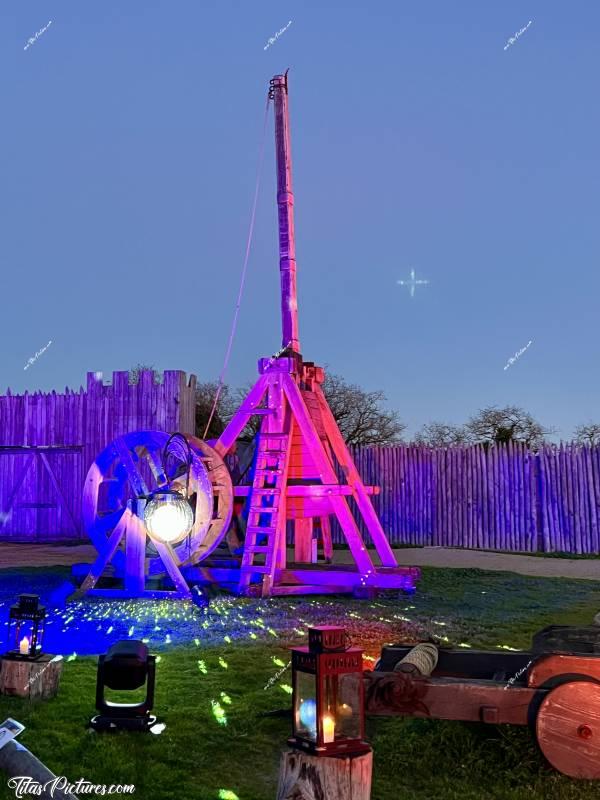 Photo Château de Tiffauges  : Petite sortie ce weekend au marché de Noël du Château de Tiffauges. Les machines de guerre étaient bien mises en valeur avec les jeux de lumières 😍🥰c, Tita’s Pictures, Château de Tiffauges, Marché de Noël 