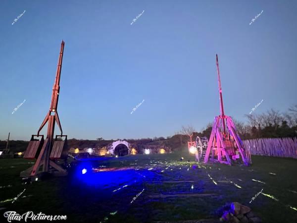 Photo Château de Tiffauges  : Petite sortie ce weekend au marché de Noël du Château de Tiffauges. Les machines de guerre étaient bien mises en valeur avec les jeux de lumières 😍🥰c, Tita’s Pictures, Château de Tiffauges, Marché de Noël 
