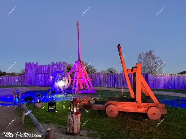 Photo Château de Tiffauges  : Petite sortie ce weekend au marché de Noël du Château de Tiffauges. Les machines de guerre étaient bien mises en valeur avec les jeux de lumières 😍🥰c, Tita’s Pictures, Château de Tiffauges, Marché de Noël 
