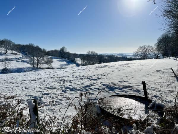 Photo La Vendée sous la neige  : Belle balade ensoleillée dans la campagne vendéenne, recouverte de neige ❄️😍 Le bac à eau était bien gelé ce jour là 🤭😅c, Tita’s Pictures, la Vendée, la Campagne, la Neige 