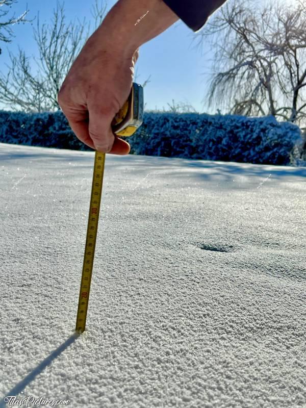 Photo Neige : Allez Hop ! Prise de mesure obligatoire pour attester de cette quantité de neige incroyable tombée en une nuit en Vendée  🤭😅😍 Résultat => 16 cm dans le jardin et jusqu’à 20 cm dans les champs et sur les talus 😧c, Tita’s Pictures, Neige, mesure