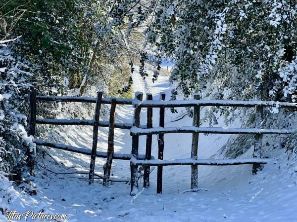 Photo La Vendée sous la neige  : Joli portail en bois, dans un chemin de randonnée du Bocage vendéen recouvert de neige 😍🥰c, Tita’s Pictures, la Vendée, la Campagne, la Neige 