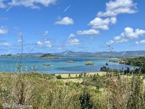 Photo Les Trois-Îlets : Vue du point de vue de la Baie des Trois-Îlets, qui a donné son nom à la ville. Pourquoi ce nom à votre avis ? 🤔🤭c, Tita’s Pictures, la Martinique, Les Trois-Îlets