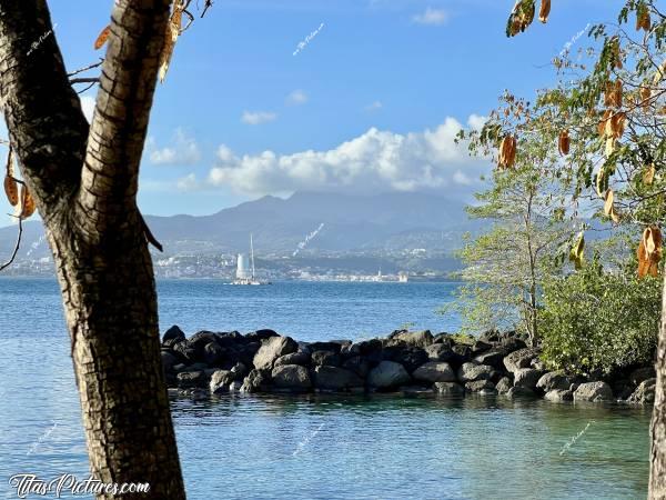 Photo La Pointe du Bout : Plusieurs belles petites plages à la Pointe du bout des Trois-Îlets 😍😎 En face dans le fond, c’est Fort de France. c, Tita’s Pictures, La Martinique, La Pointe du Bout, Les Trois-Îlets