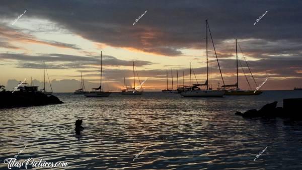 Photo La Pointe du Bout : Beau coucher du soleil sur la Pointe du Bout, aux Trois-Îlets en Martinique 😍🥰 Une martiniquaise se baignait encore à ce moment là, tellement l’eau était chaude 🤭😍c, Tita’s Pictures, La Martinique, La Pointe du Bout, Les Trois-Îlets