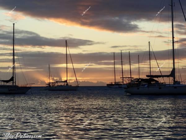 Photo La Pointe du Bout : Beau coucher du Soleil sur les bateaux de la Pointe du Bout, aux Trois-Îlets en Martinique 😍😎c, Tita’s Pictures, La Martinique, La Pointe du Bout, Les Trois-Îlets