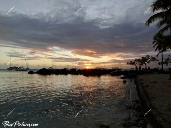 Photo La Pointe du Bout : Coucher du soleil très nuageux sur la Pointe du Bout en Martinique. Malgré tout, il faisait encore très chaud ce soir du mois de mars 🤭😍c, Tita’s Pictures, La Martinique, La Pointe du Bout, Les Trois-Îlets