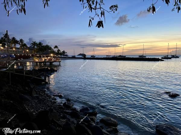 Photo Coco Bar Beach Club : Le Coco Bar Beach Club de la Pointe du bout ferme très tôt, avant la nuit. Mais il reste éclairé très tard, donnant une ambiance très agréable 👍🏻😍c, Tita’s Pictures, La Martinique, La Pointe du Bout, Les Trois-Îlets, Coco Bar Beach Club