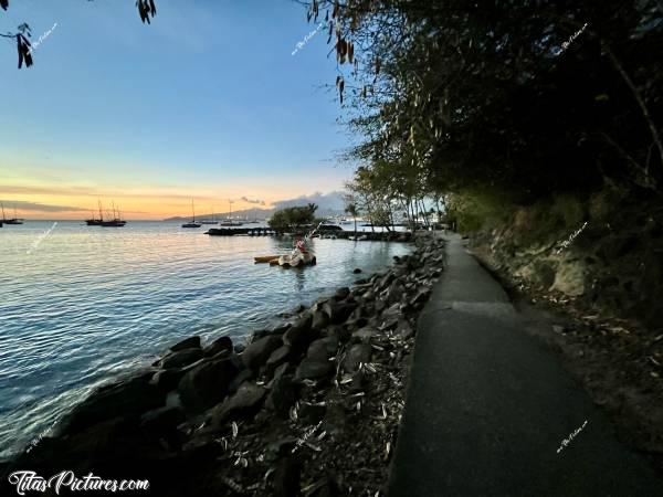 Photo La Pointe du Bout : La Pointe du Bout par soleil couchant. Vraiment très paisible à ce moment là, car pour un martiniquais, il faut savoir qu’il fait froid en mars 🤭😅 En fin de journée, les températures tournaient autour de 23/25 degrés quand même 👍🏻😍c, Tita’s Pictures, La Martinique, La Pointe du Bout, Les Trois-Îlets
