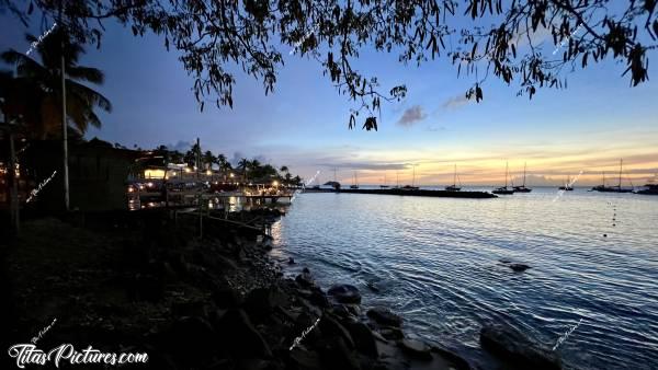 Photo La Pointe du Bout : Dernières lueurs du soleil à la Pointe du Bout 😍🥰 On peut voir encore illuminé le Coco Bar Beach Club au milieu de l’eau 👍🏻😍 À noter qu’il fermait de très bonne heure.c, Tita’s Pictures, La Martinique, La Pointe du Bout, Les Trois-Îlets