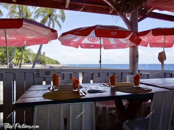 Photo Restaurant bord de mer  : Voici un exemple de restaurant en bord de mer, comme on peut en voir beaucoup tout autour de l’île de la Martinique. C’est juste de la tôle et du bois de palettes. Même pour les tables 🤭😍c, Tita’s Pictures, La Martinique, Restaurant 