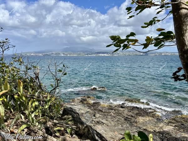 Photo Fort de France : Fort de France vu du bout de la Pointe du Bout, aux Trois-Îlets en Martinique. Il faisait très chaud, mais cet endroit était très exposé aux vents ce jour-là. c, Tita’s Pictures, Martinique, Fort de France, Pointe du Bout 