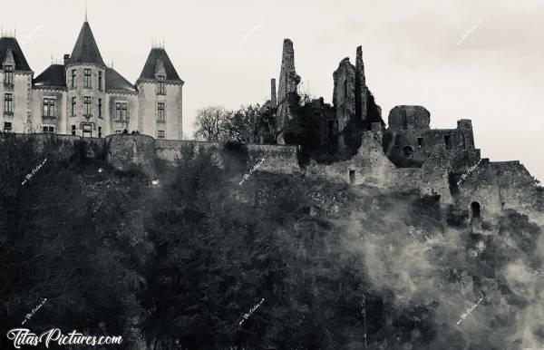 Photo Le Château de Bressuire : Le Château de Bressuire vu de face avec un peu de fumée de la cigarette electronic d’un ami afin de donner un effet.. 
Pas mal je trouve😊c, Bressuire, Château, Noir et Blanc